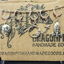 Load image into Gallery viewer, Space: Planets &amp; Aliens Stitch Markers - set of 5 - silver &amp; gold
