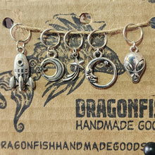 Load image into Gallery viewer, Space: Planets &amp; Aliens Stitch Markers - set of 5 - silver &amp; gold
