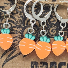 Load image into Gallery viewer, Mini Carrots Stitch Markers - set of 6
